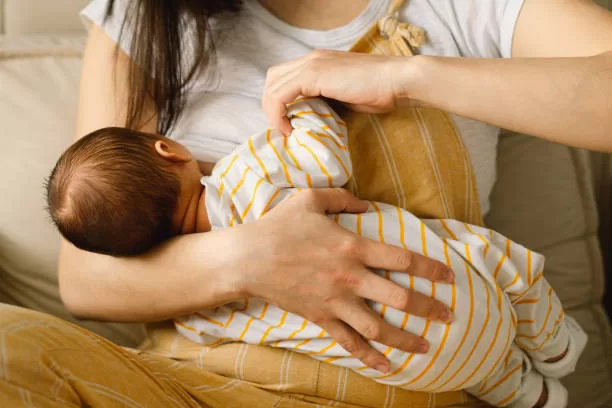 La OMS llama a garantizar que la lactancia materna y el trabajo funcionen