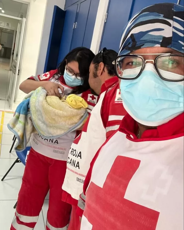 Paramédicos de Cruz Roja Mexicana en San Martín Texmelucan auxilian a mujer durante labor de parto