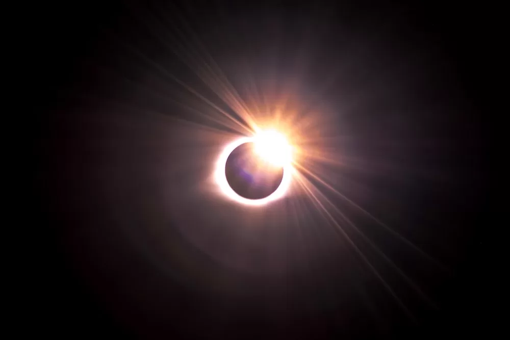 Ver un eclipse solar directamente sin protección puede ser extremadamente peligroso
