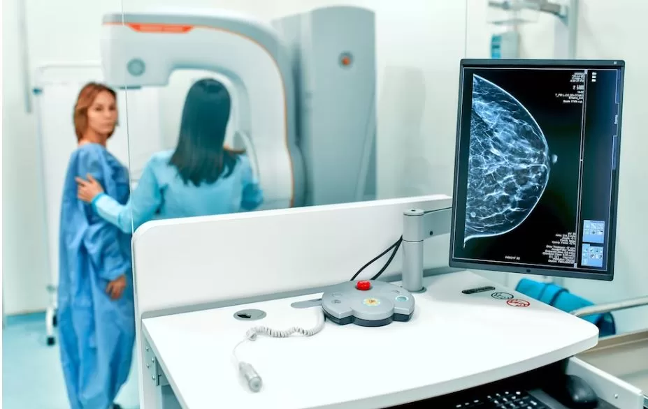 Autoexploración, exploración clínica y mastografía de tamizaje, indispensables contra cáncer de mama: IMSS