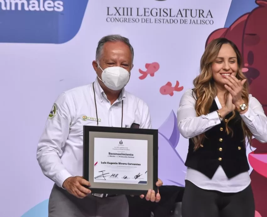 Entregan Mérito de la Protección Animal 2023 al maestro Luis Ernesto Rivera Cervantes, de la UdeG